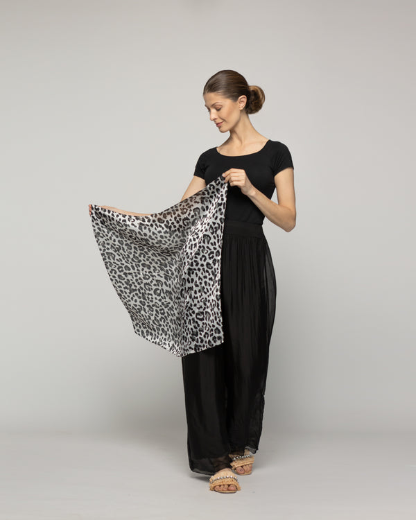 Pañuelo Mujer Satinado Estampado Leopardo Gris Lineatre