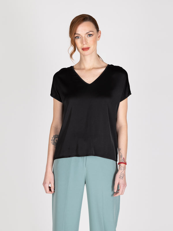 Polera satin negro lineatre