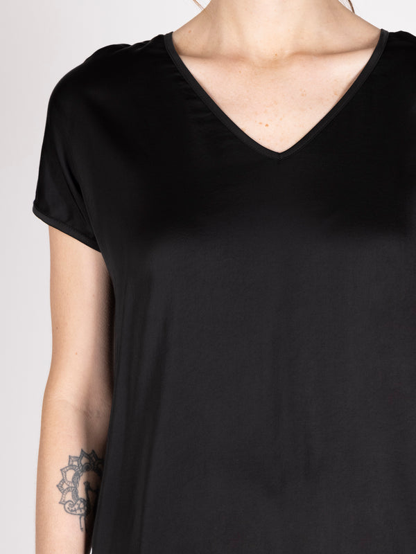 Polera satin negro lineatre