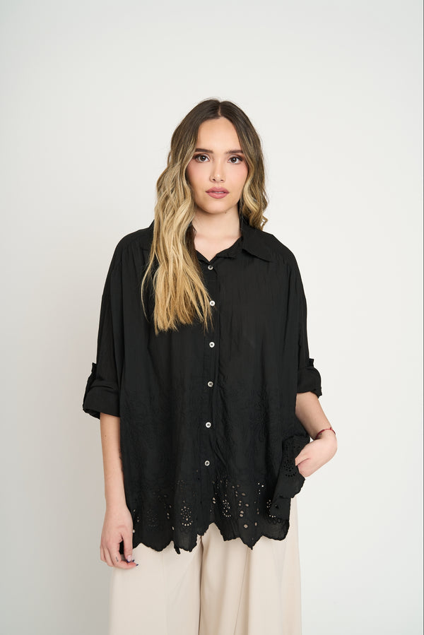Blusa Negra con Bordado Calado en la Basta