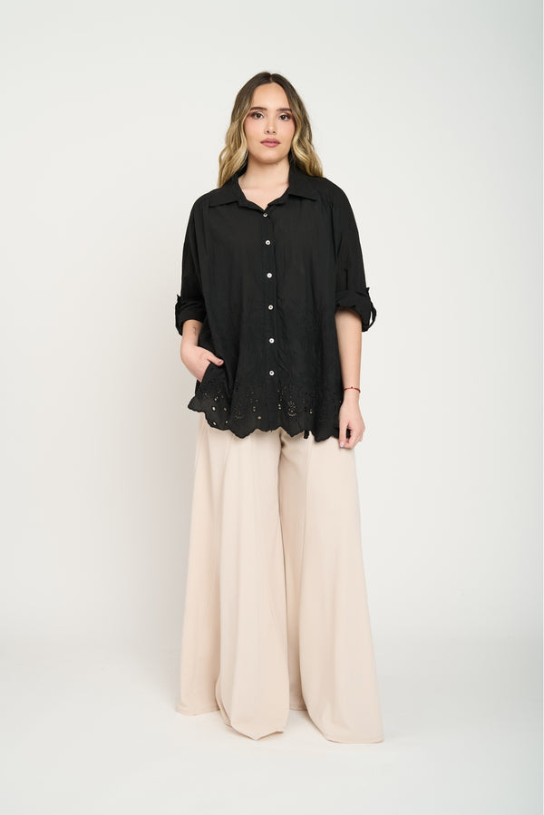 Blusa Negra con Bordado Calado en la Basta