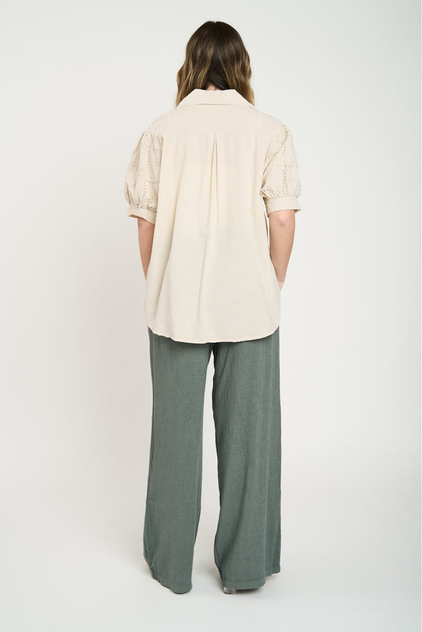 Blusa Mujer Constanza Cuello con solapa Beige Lineatre