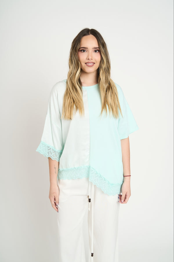 Blusa Bicolor Asimétrica con Encaje Agua