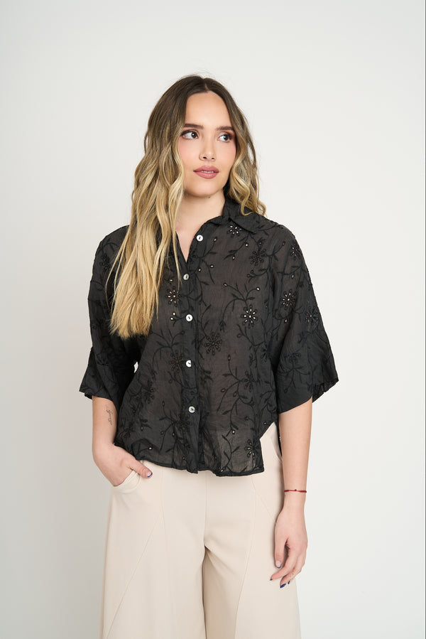 Blusa Negra con Bordado Floral Calado y Apliques Brillantes
