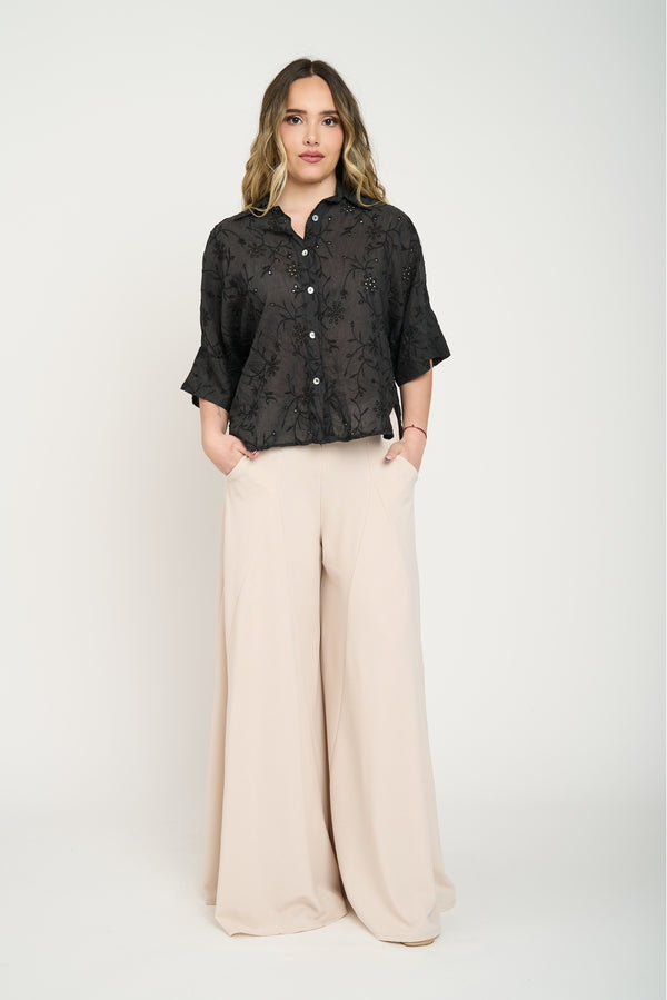 Blusa Negra con Bordado Floral Calado y Apliques Brillantes