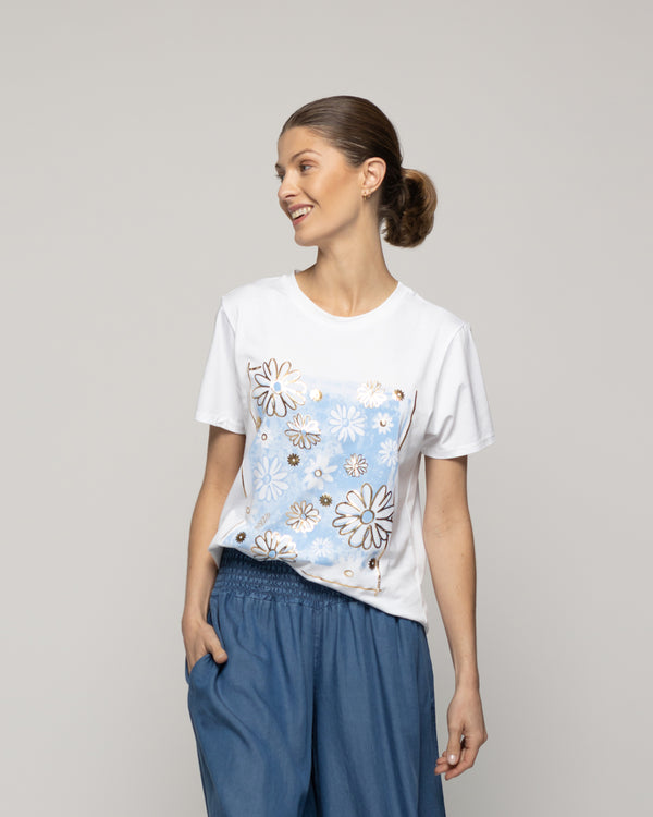Polera Mujer Otilia Básica Estampado Flores Detalles Metálicos Blanca Lineatre