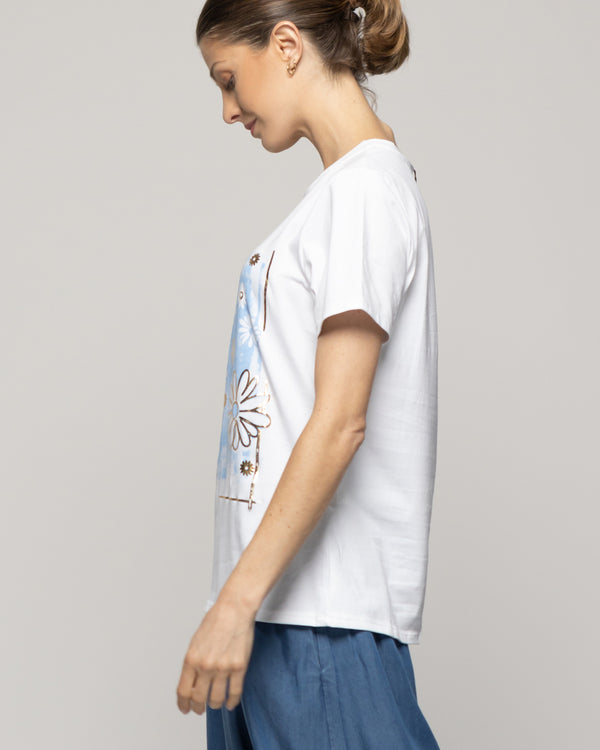 Polera Mujer Otilia Básica Estampado Flores Detalles Metálicos Blanca Lineatre