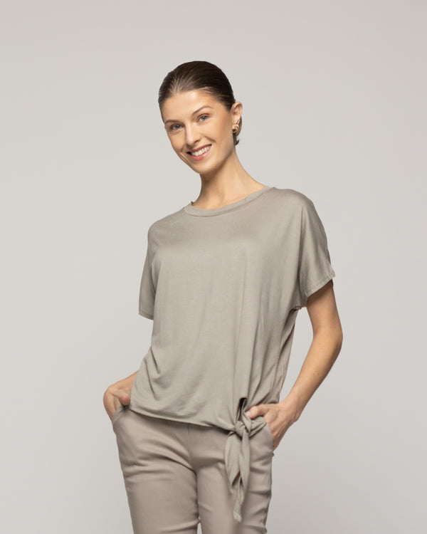 Polera Mujer Orieta Básica Manga Corta Con Amarra Lateral Verde Fango Lineatre