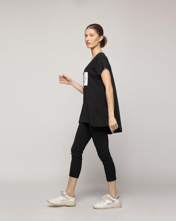Polera Mujer Odelia Estampado Íconos Retro Negra Lineatre