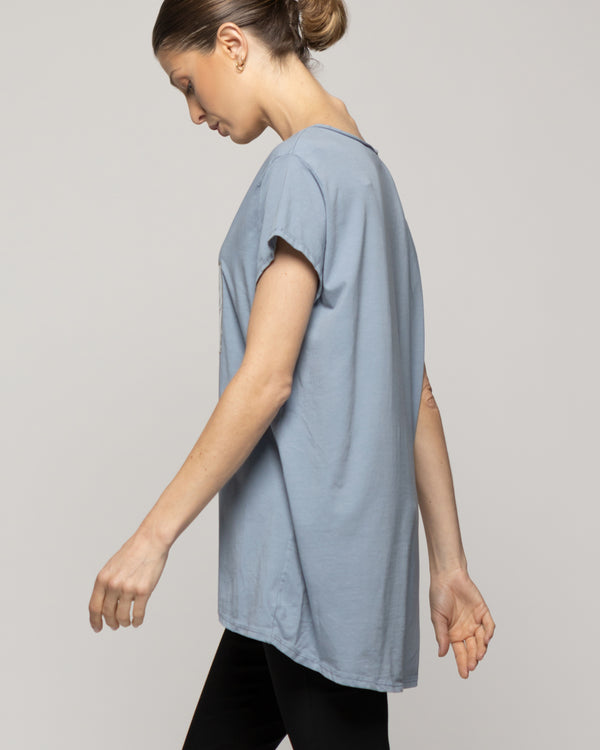 Polera Mujer Odelia Estampado Íconos Retro Azul Lineatre