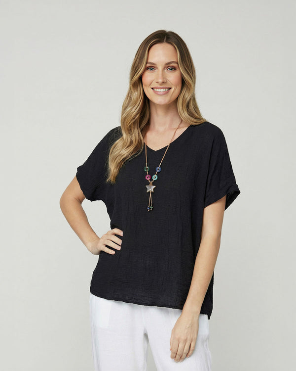 Polera Mujer Clarissa Relaxed Cuello en V Manga corta Negro Lineatre