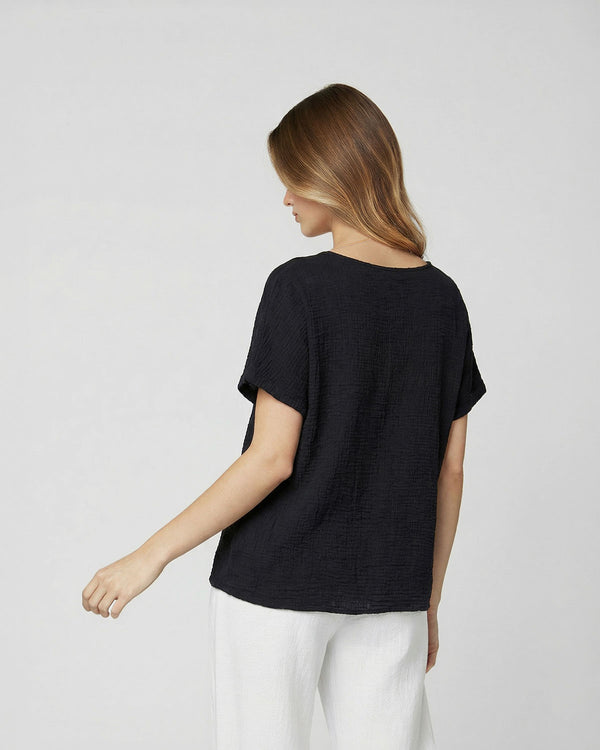 Polera Mujer Clarissa Relaxed Cuello en V Manga corta Negro Lineatre