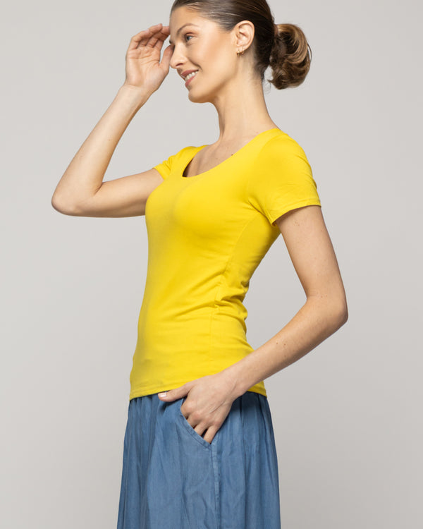 Polera Mujer Básica Osiris Cuello Redondo Manga Corta Amarilla Lineatre