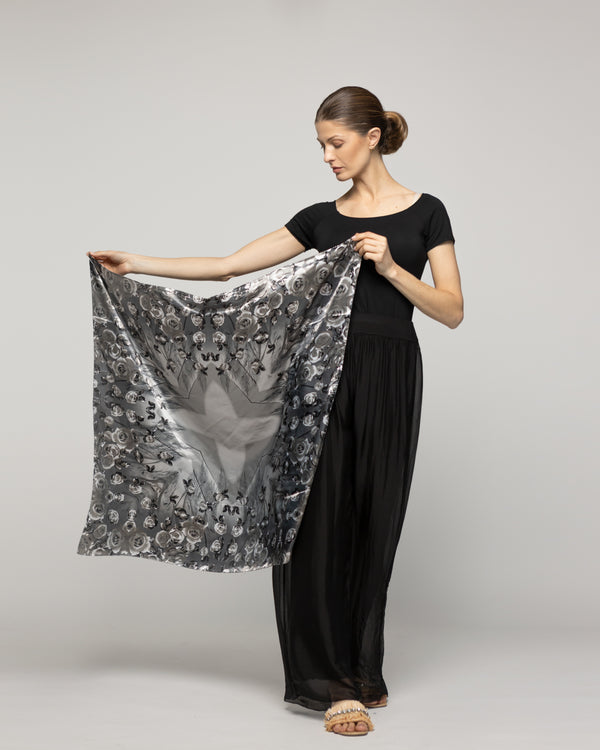 Pañuelo Mujer Satinado Estampado Rosas Gris Perla Lineatre