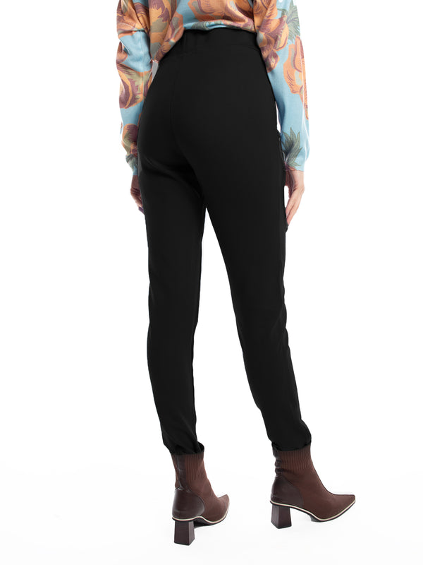 Pantalon negro lineatre.